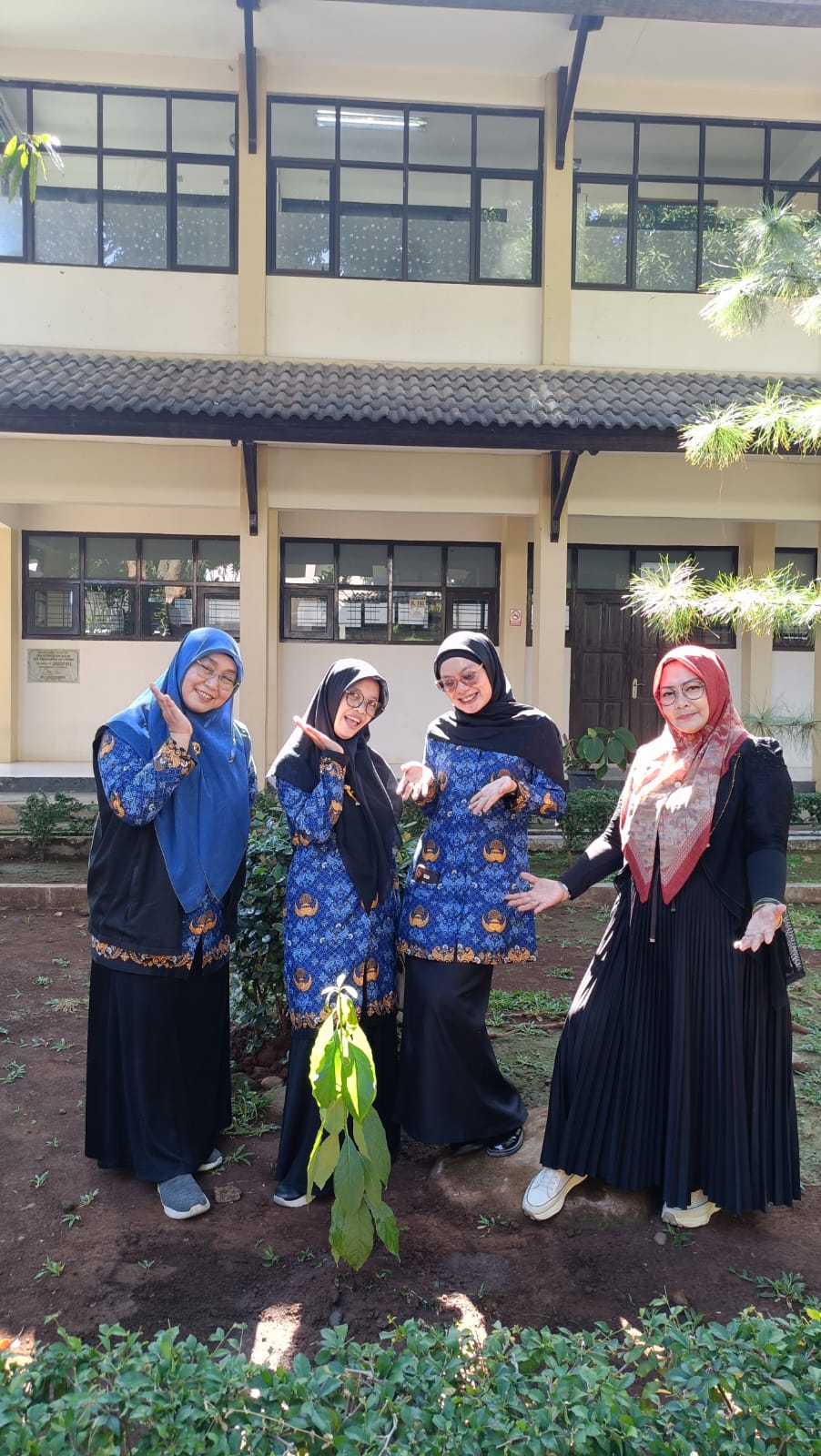 Peringati Hari Kesaktian Pancasila 2025, Prodi Magister MPI UIN Siber Syekh Nurjati Laksanakan Pengabdian Penanaman Pohon